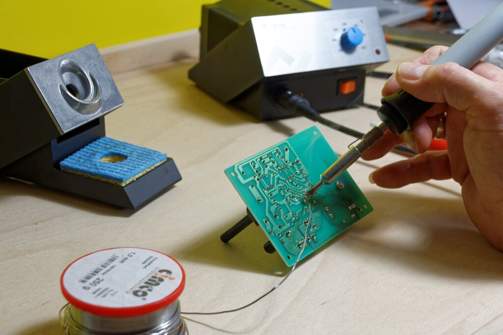 soldering, soldering station, tin-1038522.jpg